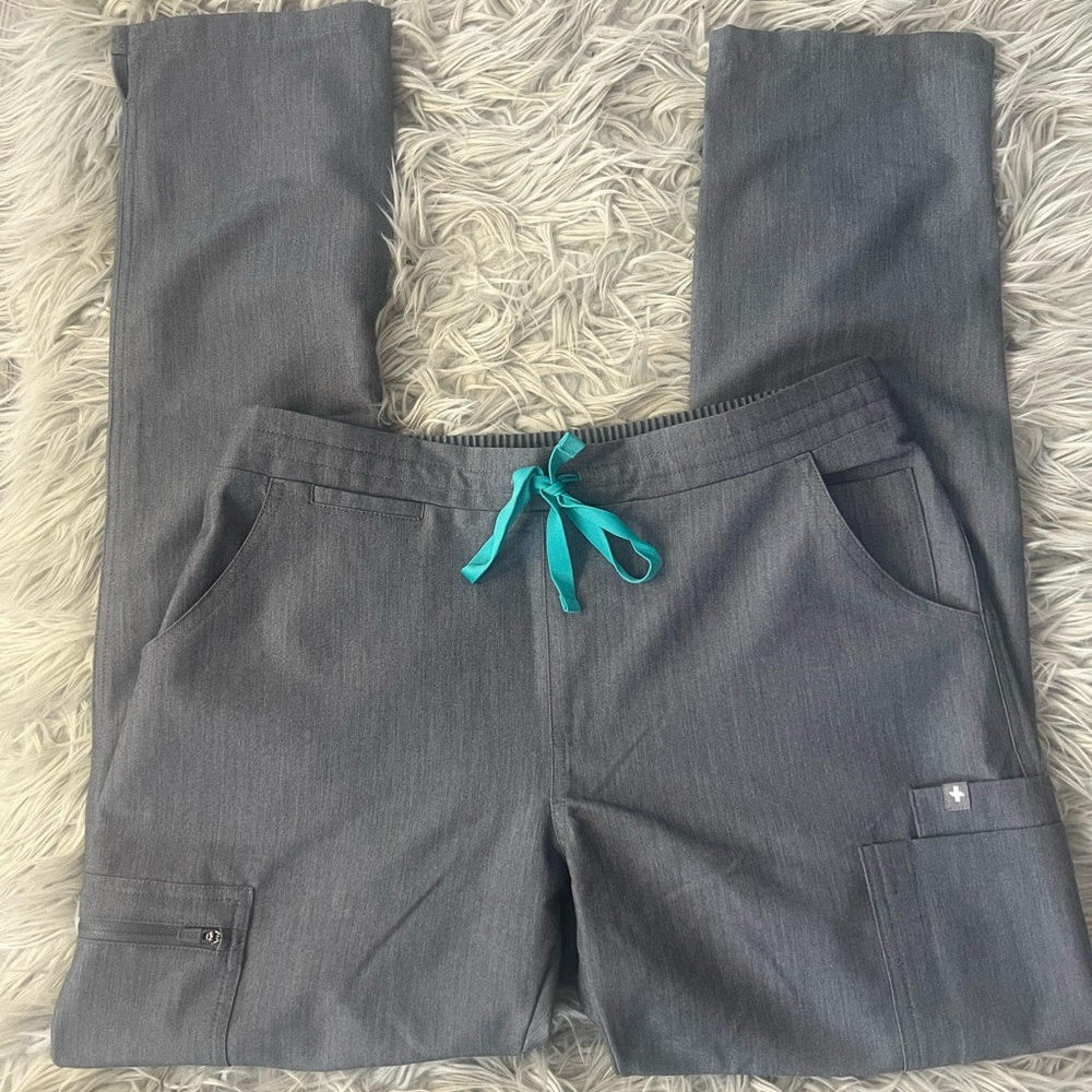Woman’s FIGS 10 pocket straight leg pant
